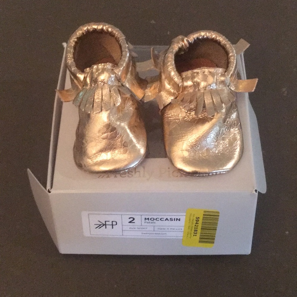 New Freshly Picked Moccasins size 2 rose gold
